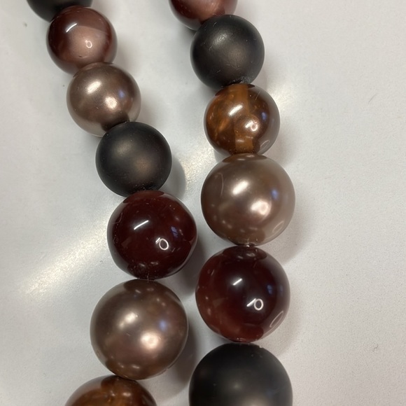 2-layer Plastic Bead Necklace - Picture 3 of 11